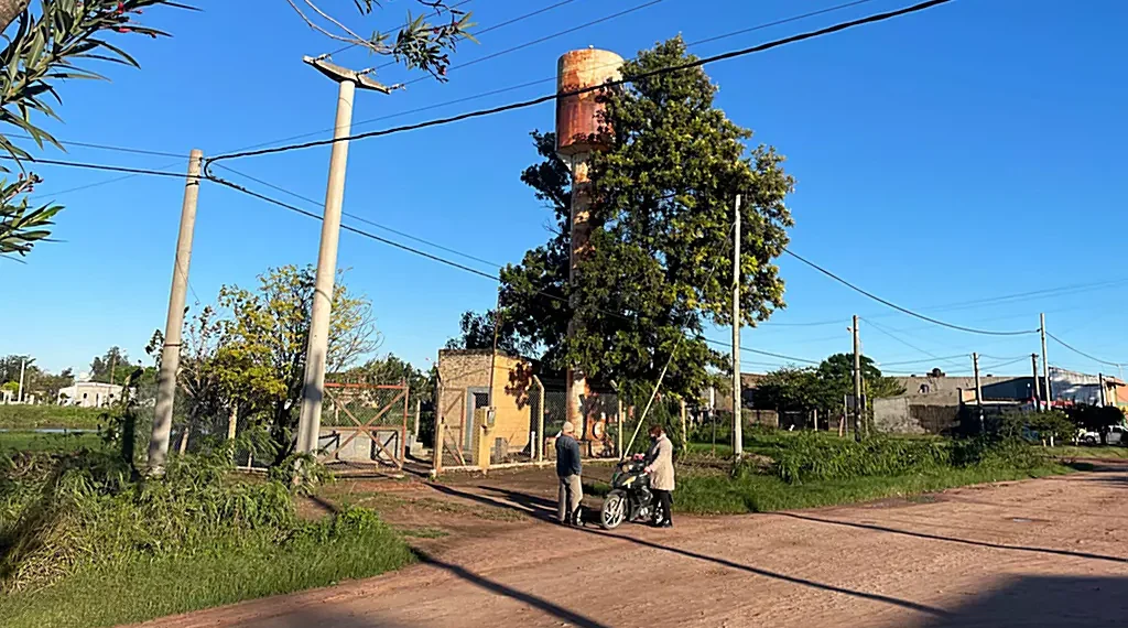 Vecinos retiran agua de una perforación, que hasta es consumida
