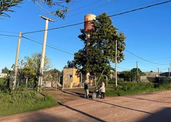 Vecinos retiran agua de una perforación, que hasta es consumida