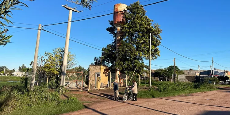 Vecinos retiran agua de una perforación, que hasta es consumida