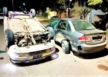 Violento choque y vuelco entre dos vehículos