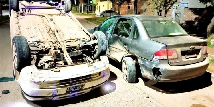 Violento choque y vuelco entre dos vehículos
