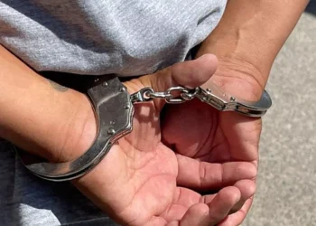 Amenazó de muerte con un cuchillo a su pareja