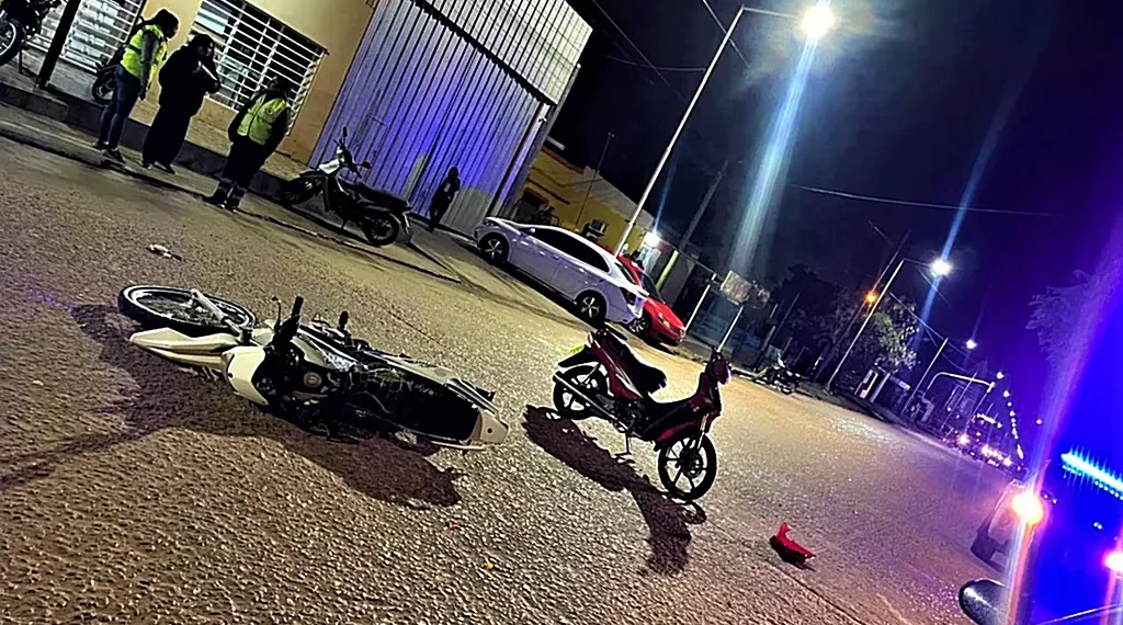 Menor de edad colisionó con su moto, lesionando a una mayor