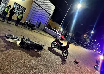 Menor de edad colisionó con su moto, lesionando a una mayor