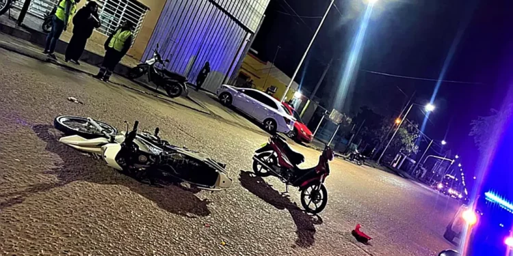 Menor de edad colisionó con su moto, lesionando a una mayor