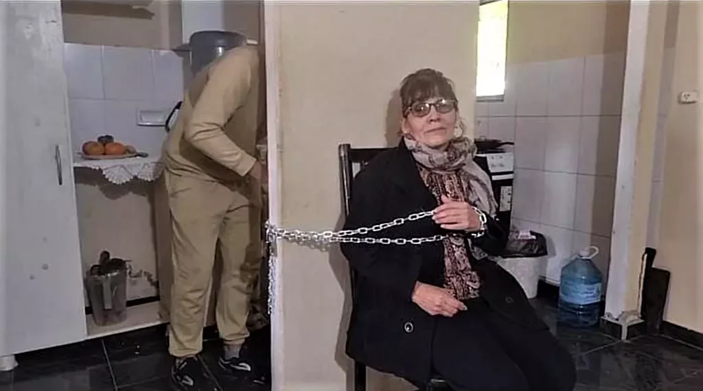 Desalojo: Hortencia se encadenó en su casa