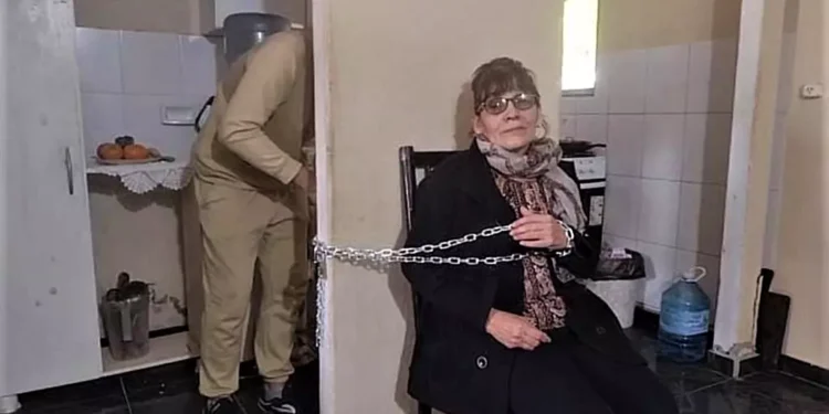 Desalojo: Hortencia se encadenó en su casa