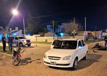 Auto colisiona con 2 motos, 3 menores con lesiones