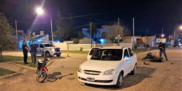Auto colisiona con 2 motos, 3 menores con lesiones