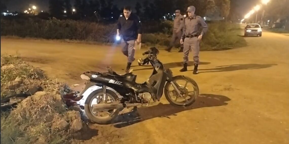 Auto colisiona a motociclistas y se dio a la fuga