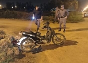 Auto colisiona a motociclistas y se dio a la fuga