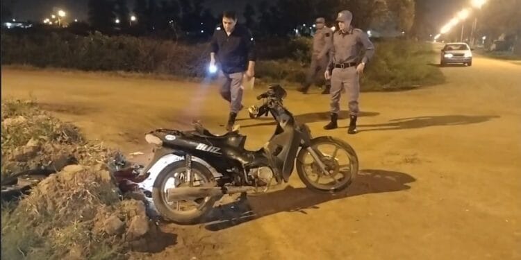 Auto colisiona a motociclistas y se dio a la fuga