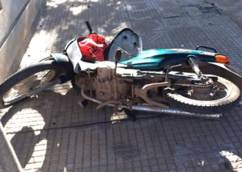 Menores en moto, chocaron un árbol