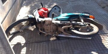 Menores en moto, chocaron un árbol