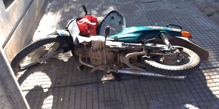 Menores en moto, chocaron un árbol