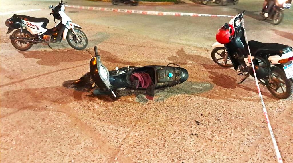 Motociclista sin licencia, colisiona con un vehículo municipal