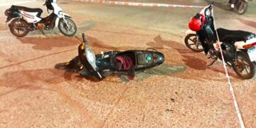 Motociclista sin licencia, colisiona con un vehículo municipal
