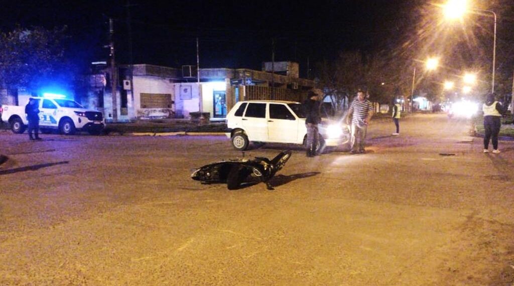 Colisiona moto con auto: dos lesionados