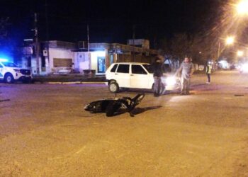 Colisiona moto con auto: dos lesionados