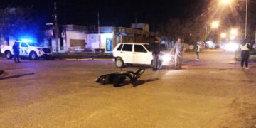 Colisiona moto con auto: dos lesionados