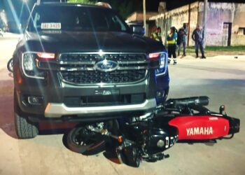 Motociclista lesionado al colisionar con camioneta