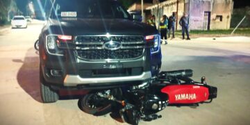 Motociclista lesionado al colisionar con camioneta