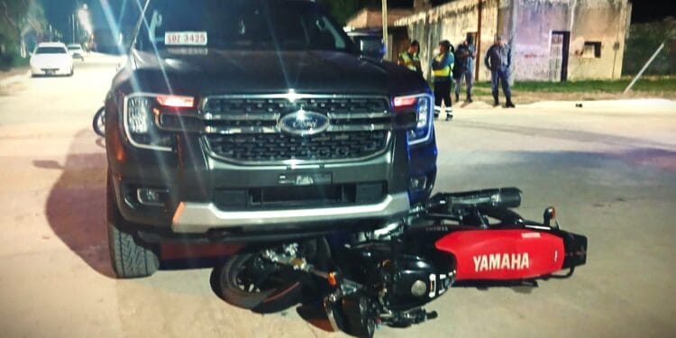 Motociclista lesionado al colisionar con camioneta