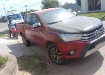 Motociclista lesionada al colisionar con una camioneta