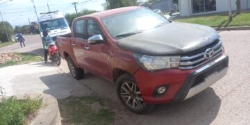 Motociclista lesionada al colisionar con una camioneta
