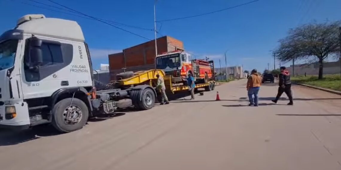 Trasladan móvil de Bomberos Voluntarios para su reparación.