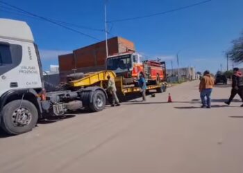 Trasladan móvil de Bomberos Voluntarios para su reparación.