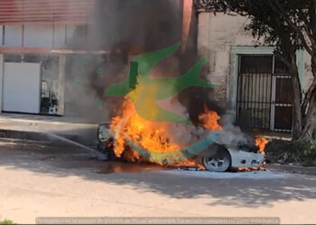 Incendio consume totalmente a un vehículo