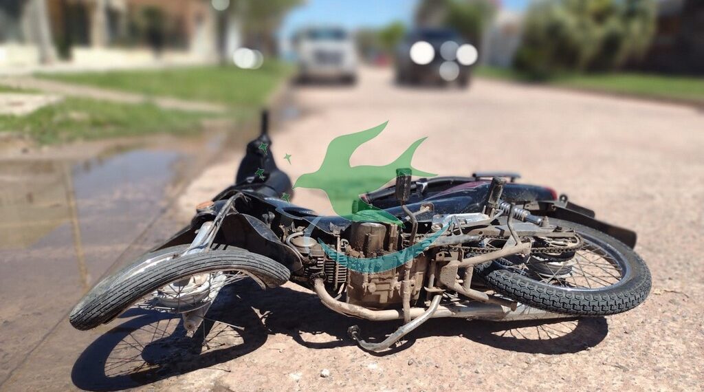 Colisionan moto y camioneta, lesionados