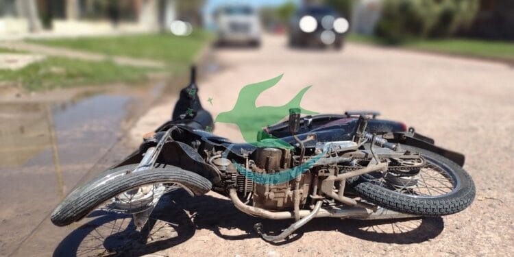 Colisionan moto y camioneta, lesionados