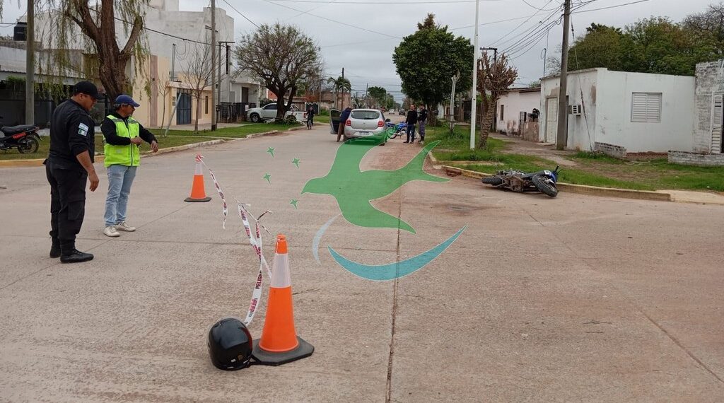 Motociclista lesionada al colisionar con un auto