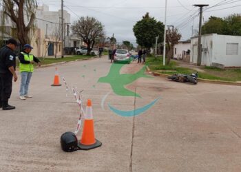 Motociclista lesionada al colisionar con un auto