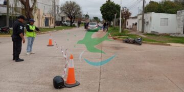 Motociclista lesionada al colisionar con un auto