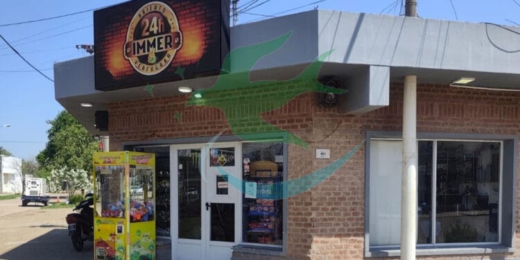 Reconocidos niños violentos, destrozan vidriera céntrica