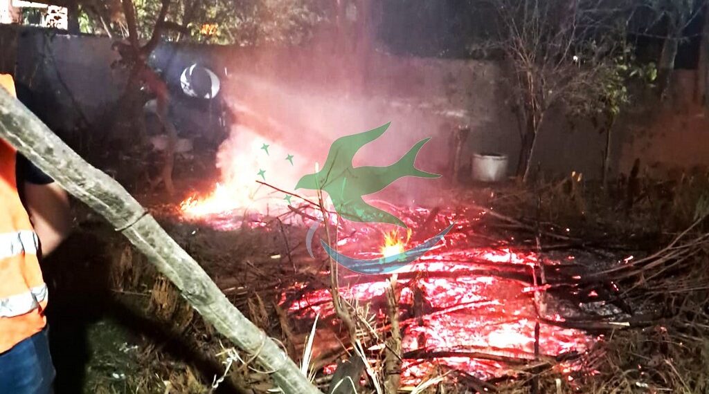 Bomberos voluntarios sofocaron fuego en el patio de una casa