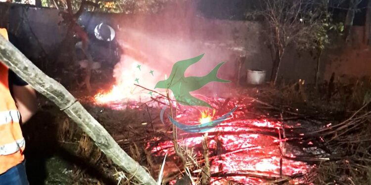 Bomberos voluntarios sofocaron fuego en el patio de una casa