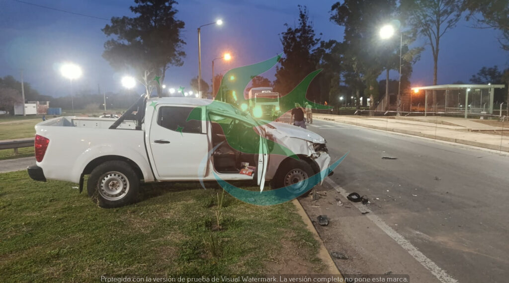 Colisionan 2 camionetas en ingreso a Las Breñas. Un lesionado