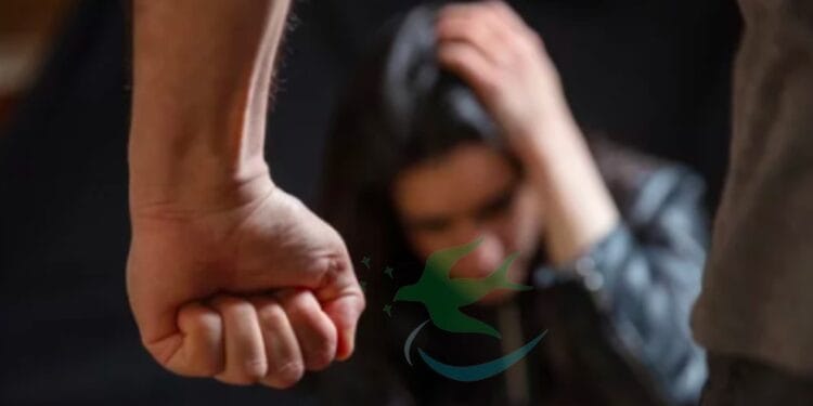 Golpeó a patadas a su ex pareja