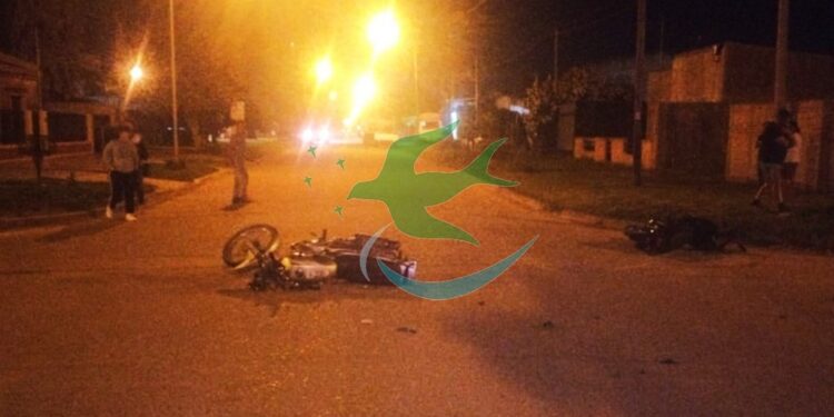 Menor de 14 años en moto colisiona y resulta con lesiones óseas graves