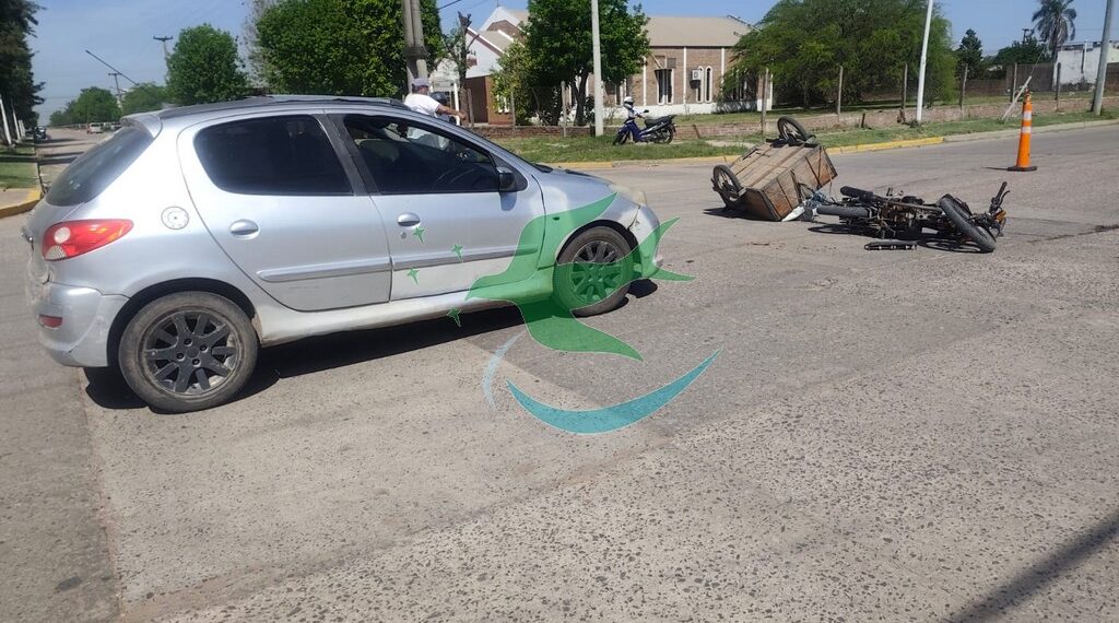 Motociclista con lesiones graves luego de colisionar contra auto