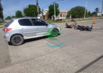 Motociclista con lesiones graves luego de colisionar contra auto