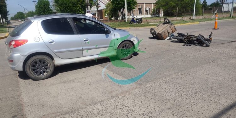 Motociclista con lesiones graves luego de colisionar contra auto