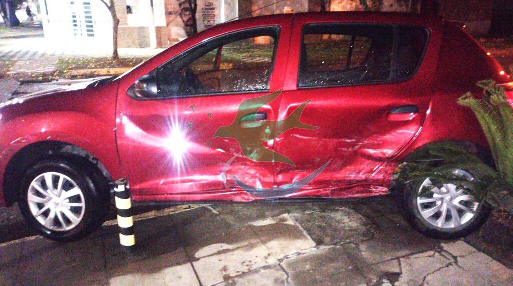 Colisionan dos autos en pleno centro, sin lesionados