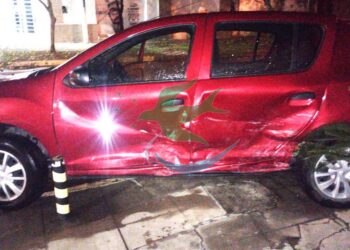 Colisionan dos autos en pleno centro, sin lesionados