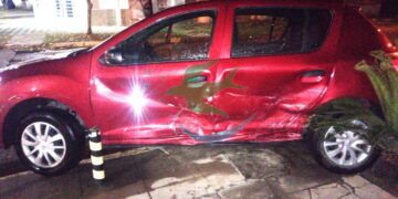 Colisionan dos autos en pleno centro, sin lesionados