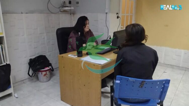 En la imagen, Asistente Social municipal atendiendo a la madre